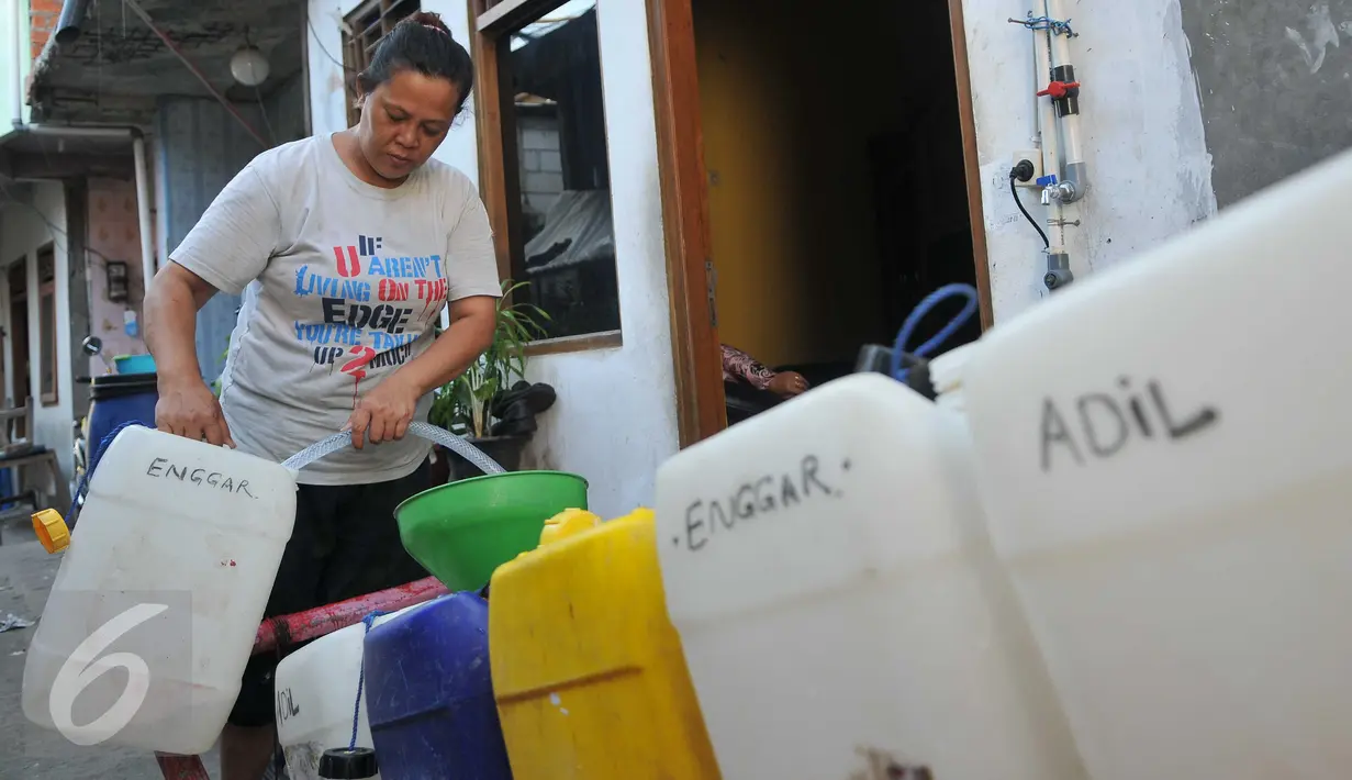 Warga membeli air bersih di Kampung Pasar Ikan Luar Batang, Penjaringan, Jakarta, Senin (28/3). Warga setempat mengaku hampir dua minggu harus membeli air bersih untuk pemenuhan kebutuhan sehari-hari. (Liputan6.com/Gempur M Surya)