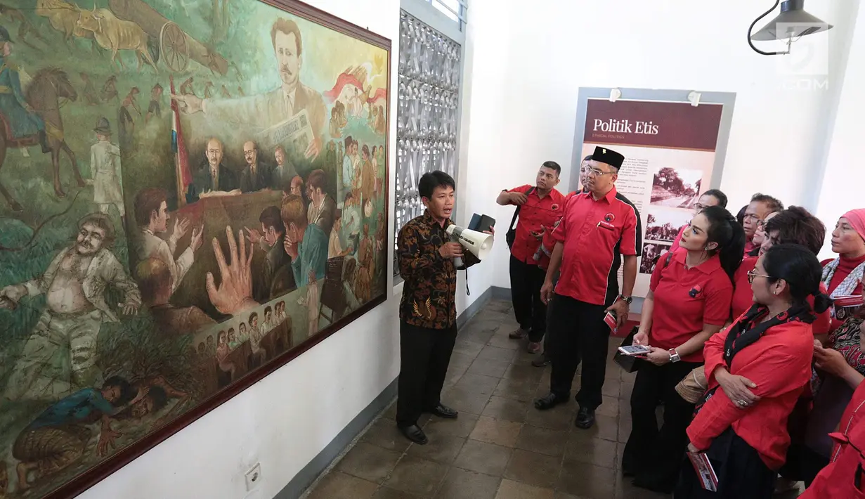 Sejumlah caleg artis dari PDIP seperti Krisdayanti, Kirana Larasati, Lita Zein, Iis Sugianto berkunjung ke Museum Kebangkitan Nasional, Jakarta, Selasa (25/9).(Liputan6.com/ Faizal Fanani)