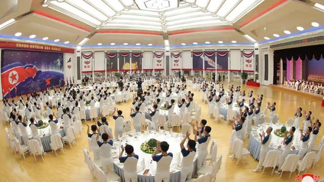 Kim Jong Un merayakan era baru kekuatan angkasa luar Korea Utara