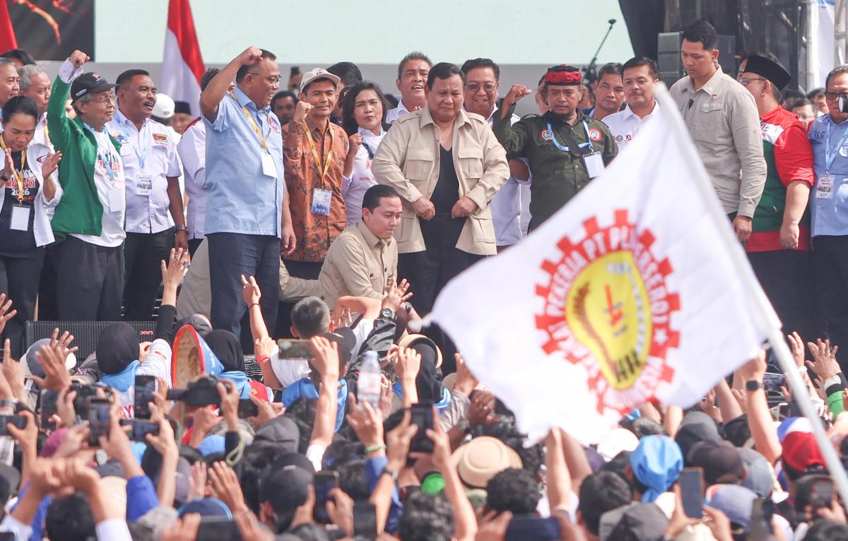 FOTO: Aksi Prabowo Lepas Baju  dan Membagikannya di Hadapan Buruh pada May Day 2026 di Monas