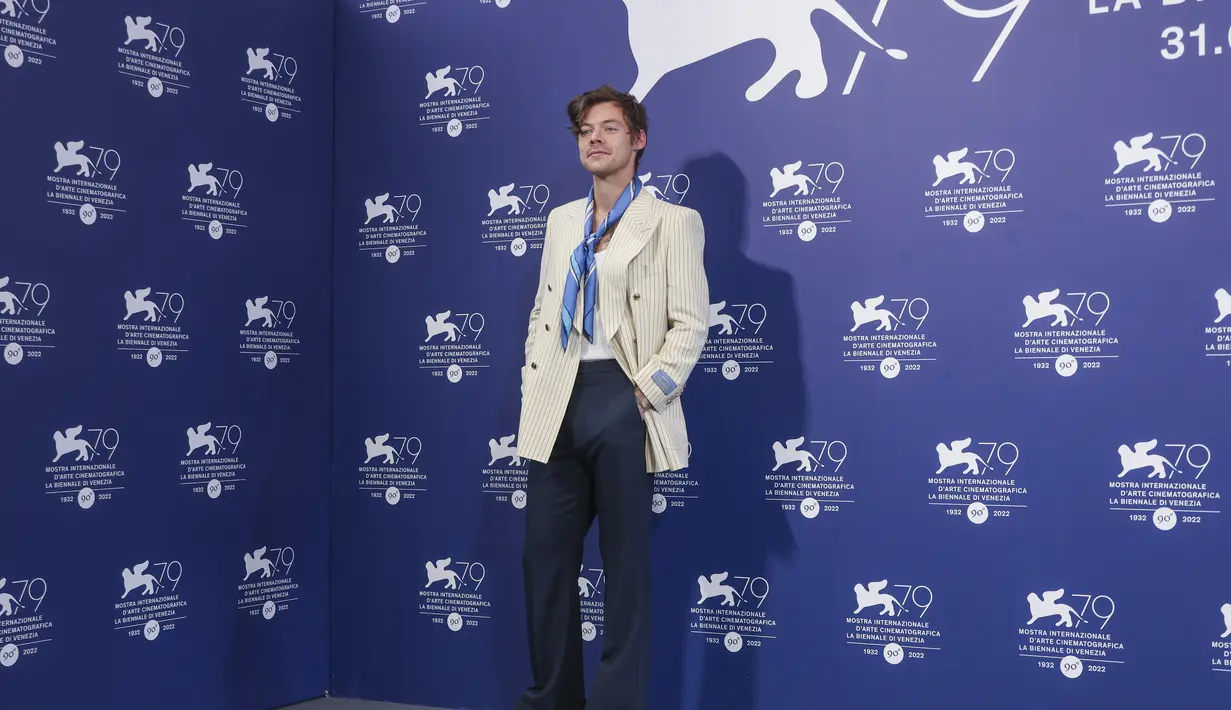 Harry Styles berpose selama sesi pemotretan untuk film "Don't Worry Darling" selama Venice Film Festival 2022 ke-79 di Venesia, Italia (5/9/2022). (Photo by Joel C Ryan/Invision/AP)