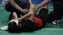 Pebulutangkis Indonesia, Gregoria Mariska, kesakitan saat melawan Ratchanok Intanon pada final beregu putri SEA Games 2019 di Muntinlupa Sports Complex, Manila, Selasa (3/12). Kalah 1-3, Indonesia hanya meraih perak. (Bola.com/M Iqbal Ichsan)