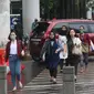 Pekerja berjalan kaki saat jam pulang di kawasan Sudirman, Jakarta, Jumat (7/2/2020). BPJS Ketenagakerjaan yang kini bernama BP Jamsostek menargetkan sekitar 23,5 juta tenaga kerja baru masuk dalam daftar kepesertaan pada 2020. (Liputan6.com/Angga Yuniar)