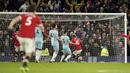 Saat laga memasuki injury time dan hampir berakhir imbang 0-0, Marcus Rashford yang baru dimasukkan pada menit ke-62 menggantikan Anthony Elanga berhasil menjebol gawang West Ham United usai menerima umpan Edinson Cavani. (AP/Dave Thompson)