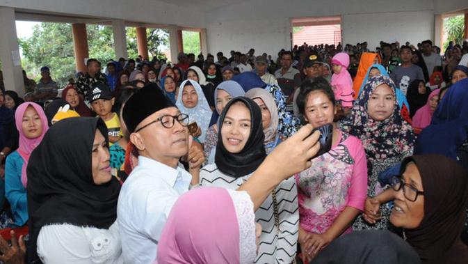 Ketua MPR Zulkifli Hasan berswafoto dengan masyarakat Lampung.
