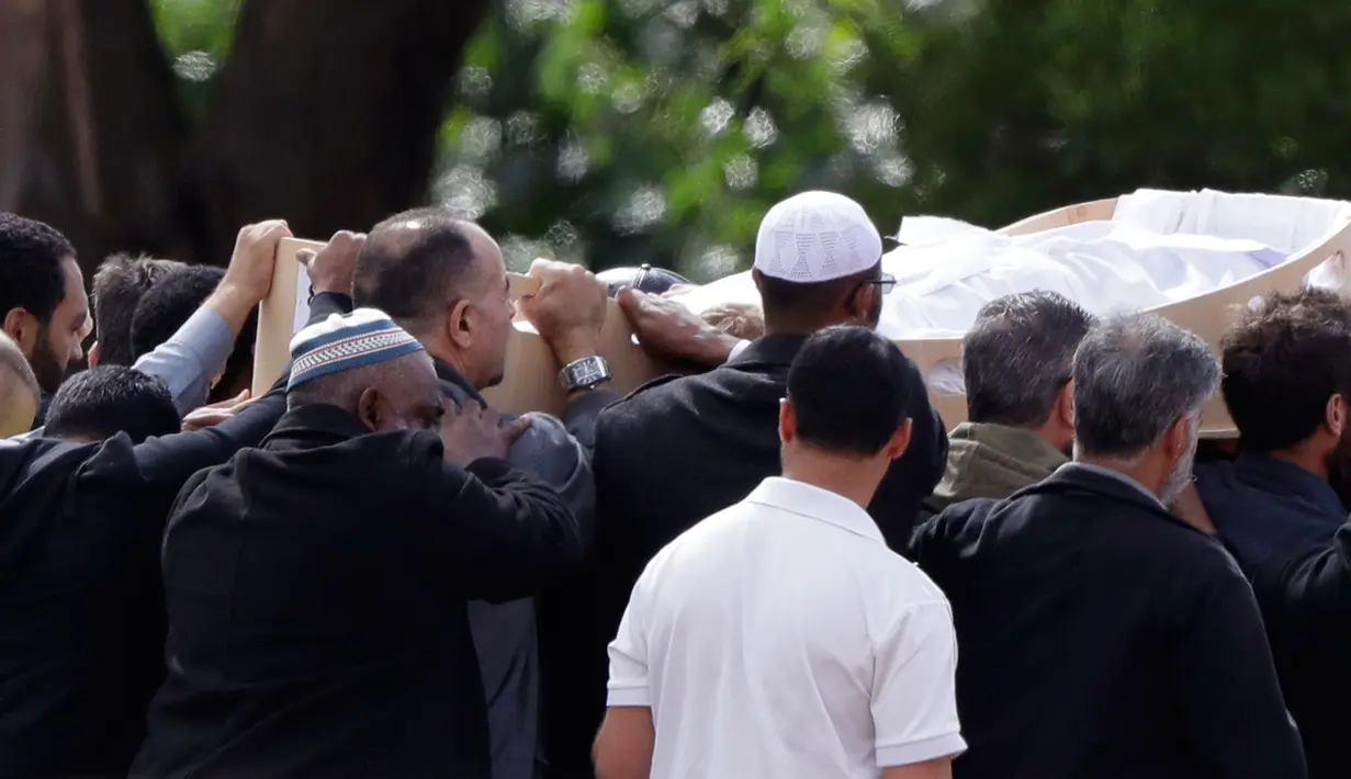 Pelayat membawa jenazah korban penembakan masjid untuk dimakamkan di Memorial Park Cemetery, Christchurch, Selandia Baru, Rabu (20/3). Pemakaman korban penembakan masjid akan dilakukan secara bertahap. (AP Photo/Mark Baker)