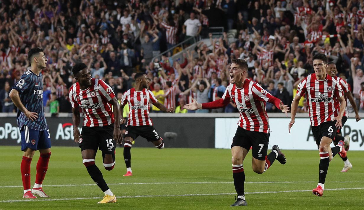 Arsenal. Pada pekan pertama Liga Inggris 2021/2022 yang menjadi laga pertama Brentord usai promosi ke Premier League, Arsenal langsung menjadi korban keganasan Si Lebah. Tampil di hadapan publik sendiri di Brentford Community Stadium (13/8/2021), Brentford sukses meraup tiga poin penuh dari The Gunners lewat kemenangan 2-0 melalui gol-gol yang dicetak Sergi Canos pada menit ke-22 dan Christian Norgaard pada menit ke-73. (AFP/Adrian Dennis)