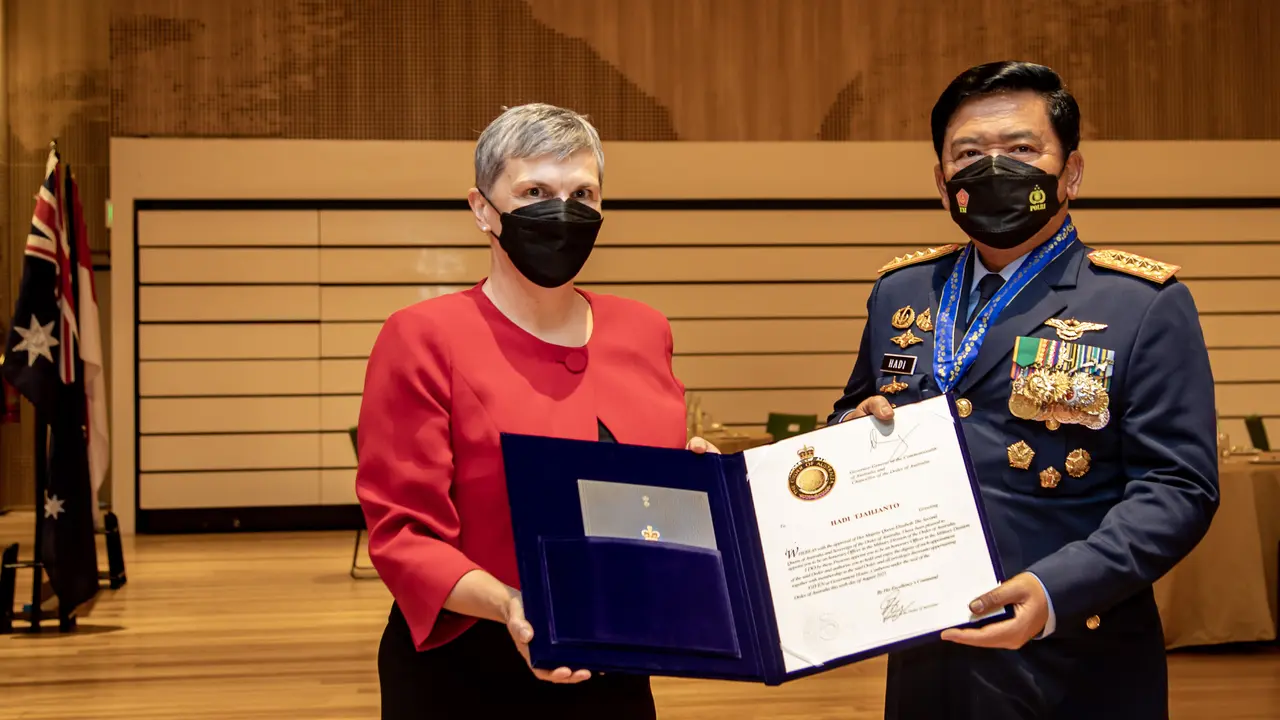 Panglima TNI, Marsekal TNI Hadi Tjahjanto, dianugerahi penghargaan kehormatan Order of Australia (Divisi Militer).(Kedubes Australia di Jakarta)