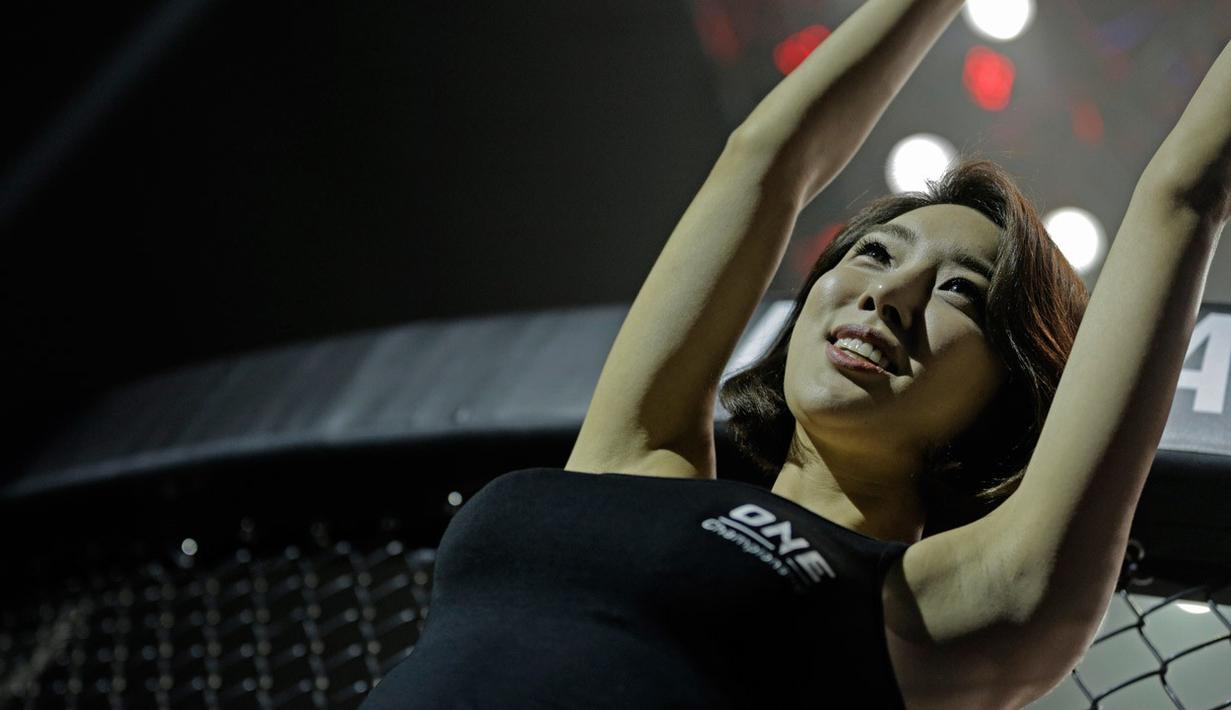 Pesona kecantikan Ring Girl meramaikan suasana pertarungan One Championship. (Bola.com/Peksi Cahyo)