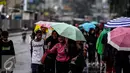 Suasana CFD saat hujan rintik-rintik di kawasan Bundaran HI, Jakarta, Minggu (13/11). Meski gerimis di kawasan tersebut mereka tak surut untuk berolahraga. (Liputan6.com/Faizal Fanani)