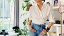 <p>Aura cantik dan awet muda Nadya kian terpancar saat memadukan white shirt dengan skinny jeans. Aksesori berupa gelang semakin mempermanis tampilannya. (Instagram/nadyahutagalung).</p>