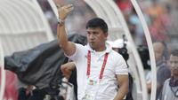 Manajer Persija Jakarta, Ardhi Tjahjoko, memberikan instruksi saat melawan Becamex Binh Duong pada laga Piala AFC di SUGBK, Jakarta, Selasa (26/2). Kedua klub bermain imbang 0-0. (Bola.com/M. Iqbal Ichsan)