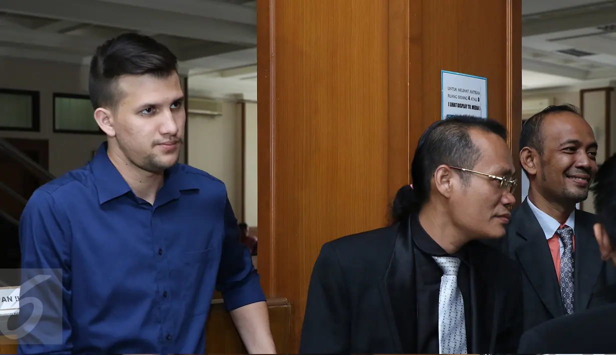 Stuart Collin saat memasuki ruang sidang Pengadilan Agama Jakarta Selatan, Kamis (24/3).  Setelah melalui proses panjang, gugatan cerai Risty Tagor terhadap Stuart Collin akhirnya dikabulkan oleh majelis hakim. (Liputan6.com/Herman Zakharia)
