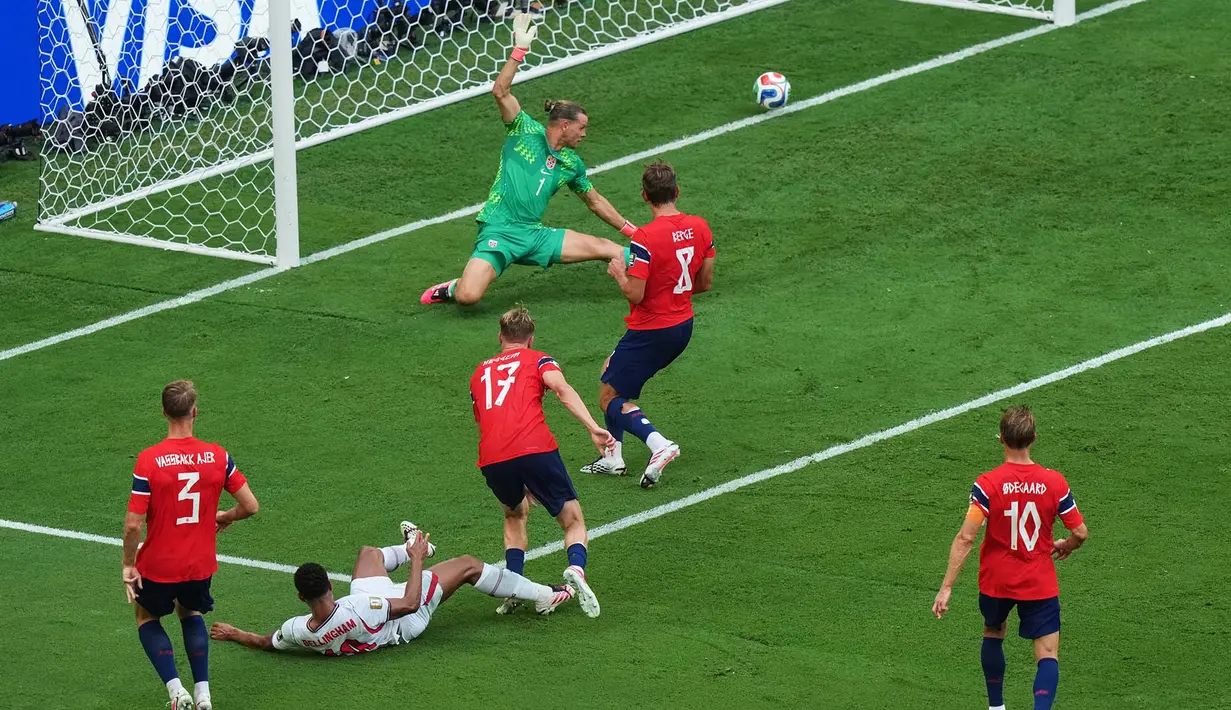 Pemain Inggris Jude Bellingham mencetak gol pertama melawan kiper Norwegia Oerjan Nyland selama pertandingan perempat final Piala Dunia sepak bola antara Norwegia dan Inggris di Miami Gardens, Florida, Sabtu, 11 Juli 2026. (AP Photo/Marta Lavandier)