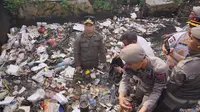 Wali Kota Depok, Supian Suri bersama Satpol PP Kota Depok membersihkan sampah di kali cabang tengah, Balai Kota Depok, Rabu (12/3/2025). (Istimewa)