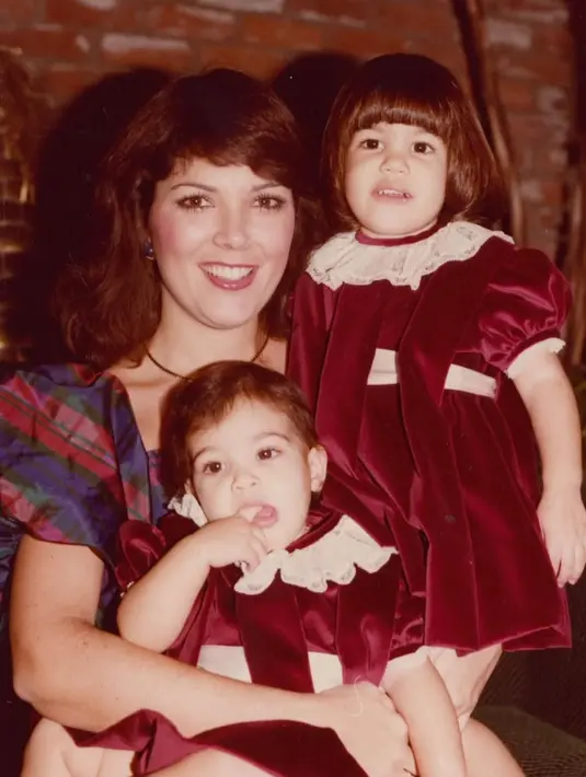 Kali ini Kris Jenner juga tampak begitu cantik dengan gaun berlengan balon yang memikat.  [Foto: Instagram/ Kris Jenner]