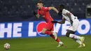 Penyerang Sevilla, Lucas Ocampos membawa bola dari kejaran pemain Sevilla, Oussama Idrissi pada pertandingan Grup G Liga Champions di Salzburg, Austria, Kamis (9/12/2021). Sevilla harus turun kasta bermain di Liga Europa karena finish di posisi ketiga klasemen dengan 6 poin. (AP Photo/Lisa Leutner)