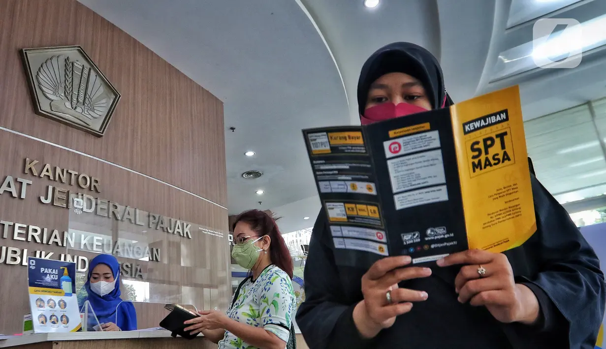 Petugas melayani wajib pajak di salah satu kantor pelayanan pajak pratama di Jakarta, Kamis (29/12/2022). Berdasarkan Peraturan Presiden (Perpres) Nomor 98/2022, pemerintah mematok target penerimaan pajak tahun ini Rp1.485 triliun. Jumlahnya naik hingga 20,7% dari target penerimaan pajak 2021 senilai Rp1.229,6 triliun. (Liputan6.com/Angga Yuniar)