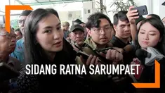 Ratna Sarumpaet jalani sidang perdana kasus penyebaran hoaks di Pengadilan Negeri Jakarta Selatan hari Kamis (28/2). Sang putri, Atiqah Hasiholan ikut dampingi dan sempat sampaikan pesan khusus kepada majelis hakim.