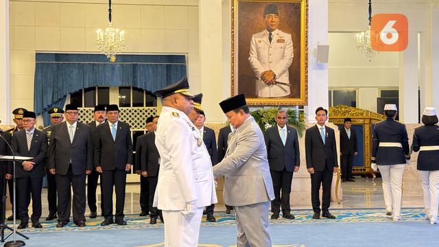 prabowo lantik gubernur dan wagub papua Matius Fakhiri dan Aryoko Rumaropen (Liputan6.com/Lizsa Egeham)