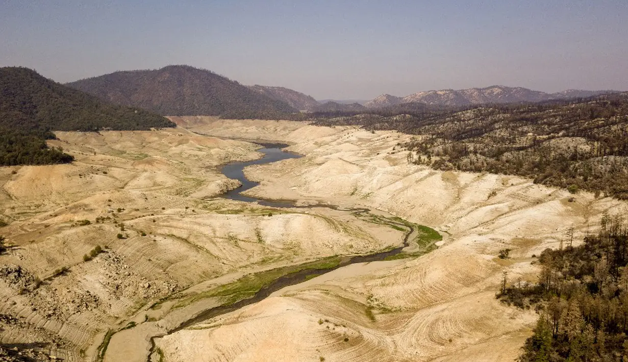 Danau Oroville yang hampir kering terlihat dari atas di Oroville, California, Amerika Serikat, 5 September 2021. Sebagian besar California dilanda panas berlebihan, kekeringan parah, dan serangkaian kebakaran hutan besar-besaran. (JOSH EDELSON/AFP)