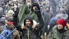Migran dari Timur Tengah dan tempat lain berkumpul di perbatasan Belarusia-Polandia dekat Grodno, Belarus, Senin (8/11/2021). Polandia meningkatkan keamanan di perbatasannya dengan Belarus, di perbatasan timur Uni Eropa. (Leonid Shcheglov/BelTA via AP)