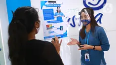 Frontliner kenakan masker melayani nasabah di kantor Asuransi Astra Tendean, di Jakarta, Selasa (1/9/2020). Asuransi Astra ajak warganet turut serta dalam kampanye sosial "Teman Tuli Asuransi Astra" dengan mengunggah foto menggunakan pose bahasa isyarat "cinta" ke Instagram. (Liputan6.com/HO/Eko)