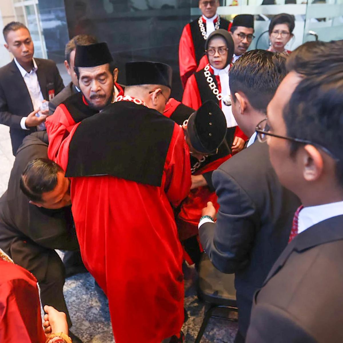 FOTO:  Detik Detik Anwar Usman Jatuh Pingsan di Gedung MK
