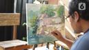 Seorang pria melukis di Gembrong Baru, Jalan Jenderal Basuki Rachmat, Jakarta Timur, Minggu (16/8/2020). Pasar yang dulu diisi kios-kios mainan anak dan boneka tersebut kini berubah wajah menjadi galeri bagi para perupa, barang antik, hingga buku-buku lawas. (Liputan6.com/Immanuel Antonius)