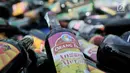 Ribuan botol minuman keras (miras) ilegal siap untuk dimusnahkan di Lapangan Silang Monas Tenggara, Jakarta, Senin (27/5/2019). Pemprov DKI memusnahkan 18.174 botol miras tanpa izin hasil penertiban jajaran Satpol PP DKI Jakarta periode Januari 2019 hingga Mei 2019. (merdeka.com/Iqbal S Nugroho)