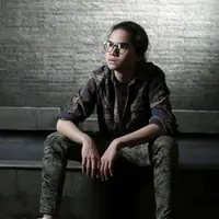 Kemeja kotak-kotak, celana army dan sneakers. (duljaelani/instagram)