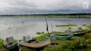 Kotak suara aluminium digunakan untuk menutupi mesin perahu nelayan di Danau Limboto, Gorontalo, Sabtu (26/1). Para nelayan mengaku mendapatkan kotak suara aluminium tersebut secara legal. (Liputan6.com/Arfandi Ibrahim)