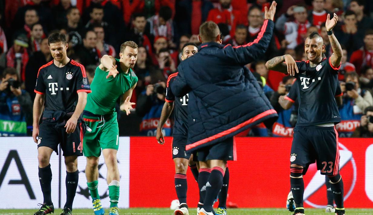 Pemain Bayern Muenchen merayakan kemenangannya usai pertandingan melawan Benfica di leg kedua Liga Champions di Stadion Da Luz, Lisboa, Portugal, Kamis (14/4). Muenchen lolos ke semifinal usai mengalahkan Benfica dengan agregat 3-2. (Reuters/Paul Hanna)