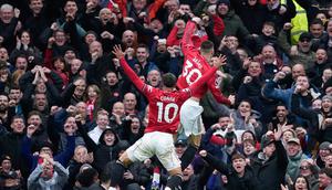 Pemain Manchester United, Benjamin Sesko dan Matheus Cunha, melakukan selebrasi setelah mencetak gol ke gawang Aston Villa di pekan ke-30 Liga Inggris 2025/2026 di Old Trafford, Minggu (15/03/2026) malam WIB. (AP Photo/Dave Thompson)
