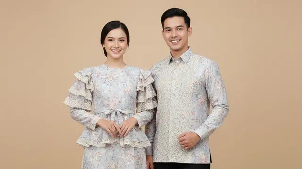 7 Model Gamis Batik Couple Brokat Elegan Keluarga Besar, Tampil Serasi dan Mewah