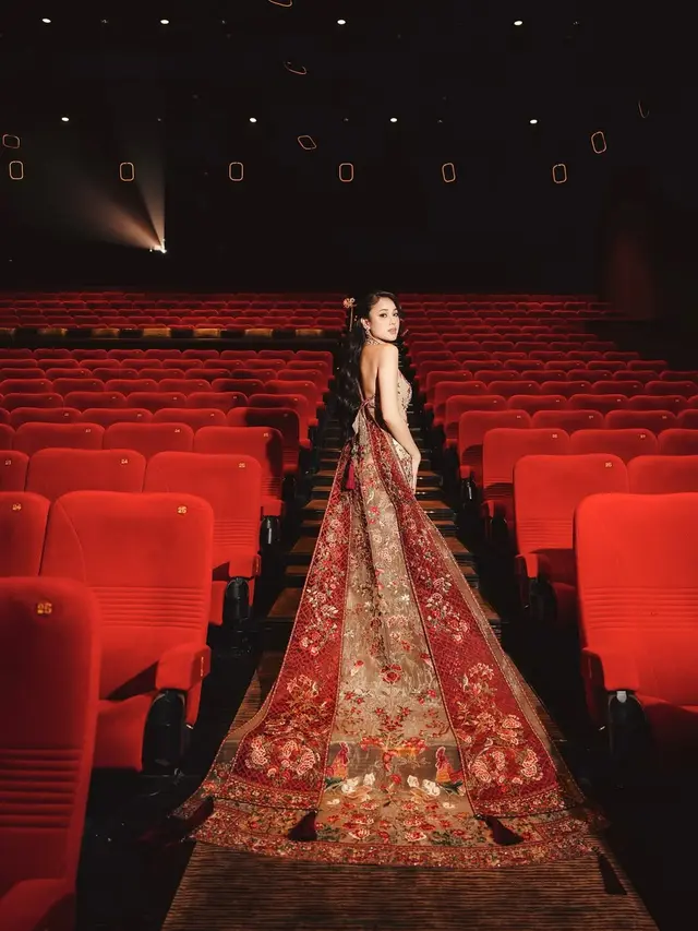 Pesona Putri Kerajaan Yasmin Napper Berbalut Cheongsam Dress di Premiere Film Terbaru