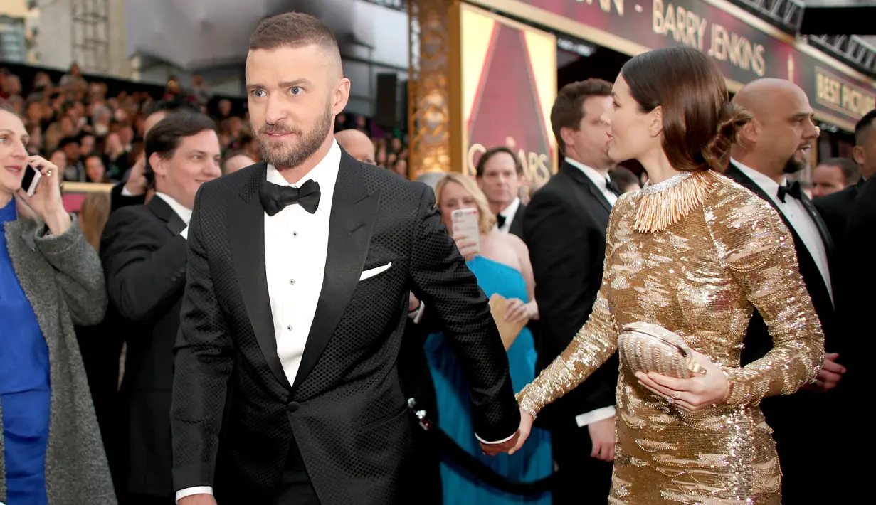 Justin Timberlake bersama Jessica Biel saat menghadiri Academy Awards ke-89 di Hollywood, California, AS (26/2). Justin dan Jessica Biel terlihat mesra saat menghadiri acara tersebut. (Christopher Polk / Getty Images / AFP)