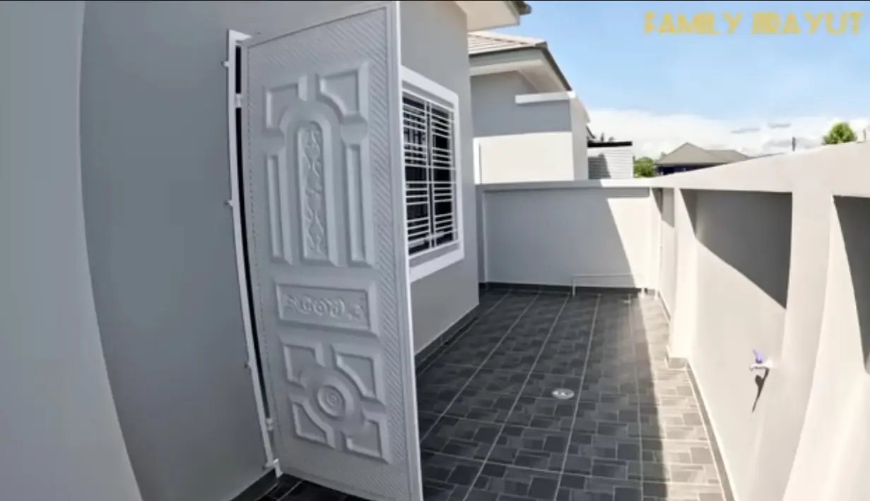 Rumah Jirayut dengan cat dinding warna abu-abu. Sedangkan pintu hingga jendela dengan warna putih. Halaman belakang masih ada sekitar dua meter dan langsung pagar belakang. [Youtube/FAMILY JIRAYUT]