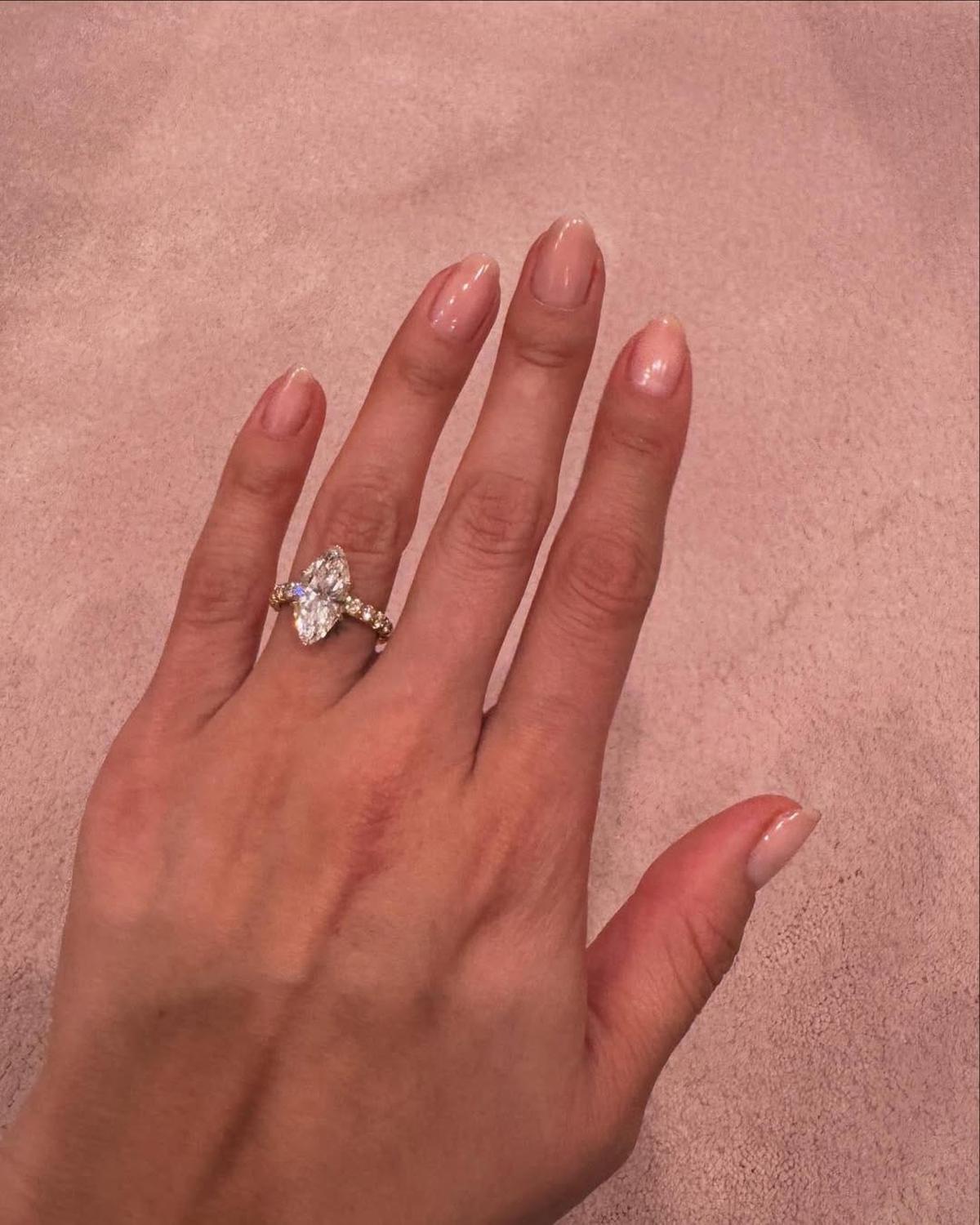 Selena Gomez Resmi Dilamar Benny Blanco di Tanggal Cantik, Cincin Berlian Jadi Sorotan