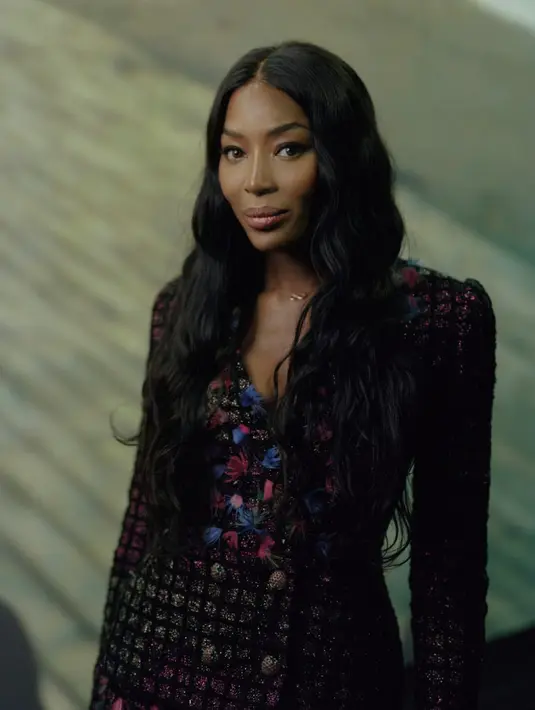 Naomi CAMPBELL, model Inggris, mengenakan jaket tweed kotak-kotak hitam, merah muda dan emas yang dihiasi dengan dengan bulu warna-warni serta rok lipit A-line yang disulam penuh dengan bulu, tampilan 30, dari CHANEL Musim Gugur-Musim Dingin 2023/ 24 Koleksi Haute Couture. Tas dan sepatu CHANEL. [Foto: Chanel.dok]