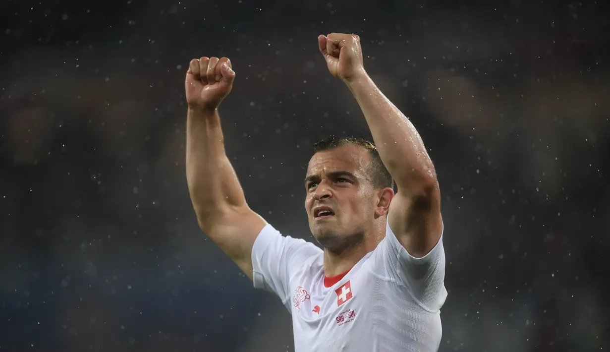 Pemain Swiss, Xherdan Shaqiri merayakan gol ke gawang Serbia pada laga grup E Piala Dunia 2018 di Stadion Kaliningrad, Jumat (22/6).  Shaqiri semapat berselebrasi dengan gerakan tangan seperti lambang burung di bendera Albania. (AFP PHOTO / OZAN KOSE)
