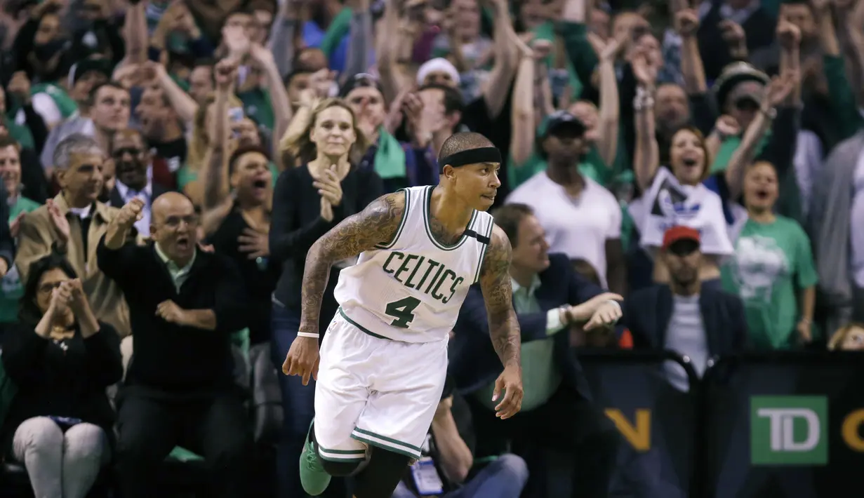 Pemain Boston Celtics, Isaiah Thomas usai mencetak poin saat melawan Washington Wizards pada gim ketujuh semifinal NBA Wilayah Timur di TD Garden, Boston, (15/5/2017). Boston Celtics menang 115-105. (AP/Charles Krupa)