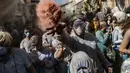 Peserta melemparkan tepung berwarna dalam perang tepung selama perayaan 'Ash Monday' di pelabuhan Galaxidi, Yunani, 11 Maret 2019. Mereka berlomba saling lempar mengenai orang-orang di sekitarnya dengan tepung, sebanyak mungkin. (ARIS MESSINIS/AFP)