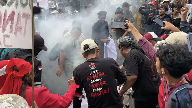 Makin Panas, Massa Aksi Demo Tolak Hasil Pemilu 2024 Bakar Baliho Jokowi