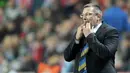 Gaya pelatih Skotlandia Craig Levein di laga kualifikasi Euro 2012 Grup E melawan Republik Ceska di Praha,  8 Oktober 2010. AFP PHOTO / JOE KLAMAR 