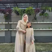 Ibu dan anak ini pun terlihat anggun mengenakan busana spesial di Hari Lebaran. Tak terasa Bilqis kini sudah makin terlihat seperti remaja. (Instagram @ayutingting92)