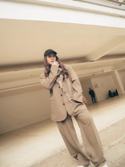 Tampilan rambut yang berbeda bisa dioptimalkan dengan penggunaan topi. Maksimalkan gaya rambut untuk kesempurnaan yang menjanjikan. [Foto: Instagram/ Raisa]