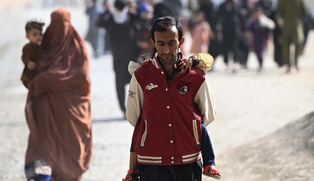 Kebanyakan pengungsi-pengungsi ini adalah mereka yang melarikan diri dari Afghanistan setelah Taliban mengambil alih pemerintahan. (Farooq Naeem/AFP)