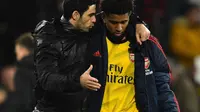 Manajer Arsenal, Mikel Arteta, berbincang dengan pemainnya, Reiss Nelson, setelah laga kontra Bournemouth di Vitality Stadium, Kamis (26/12/2019). (AFP/Glyn Kirk)