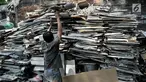 Pekerja memilah barang bekas di tempat pengepulan sampah elektronik, Jakarta, Rabu (7/8/2019). Sepanjang Januari-Juni 2019, Dinas Lingkungan Hidup (DLH) Provinsi DKI Jakarta telah memproses lebih dari 1 ton sampah elektronik yang berasal dari rumah tangga dan industri. (merdeka.com/Iqbal Nugroho)